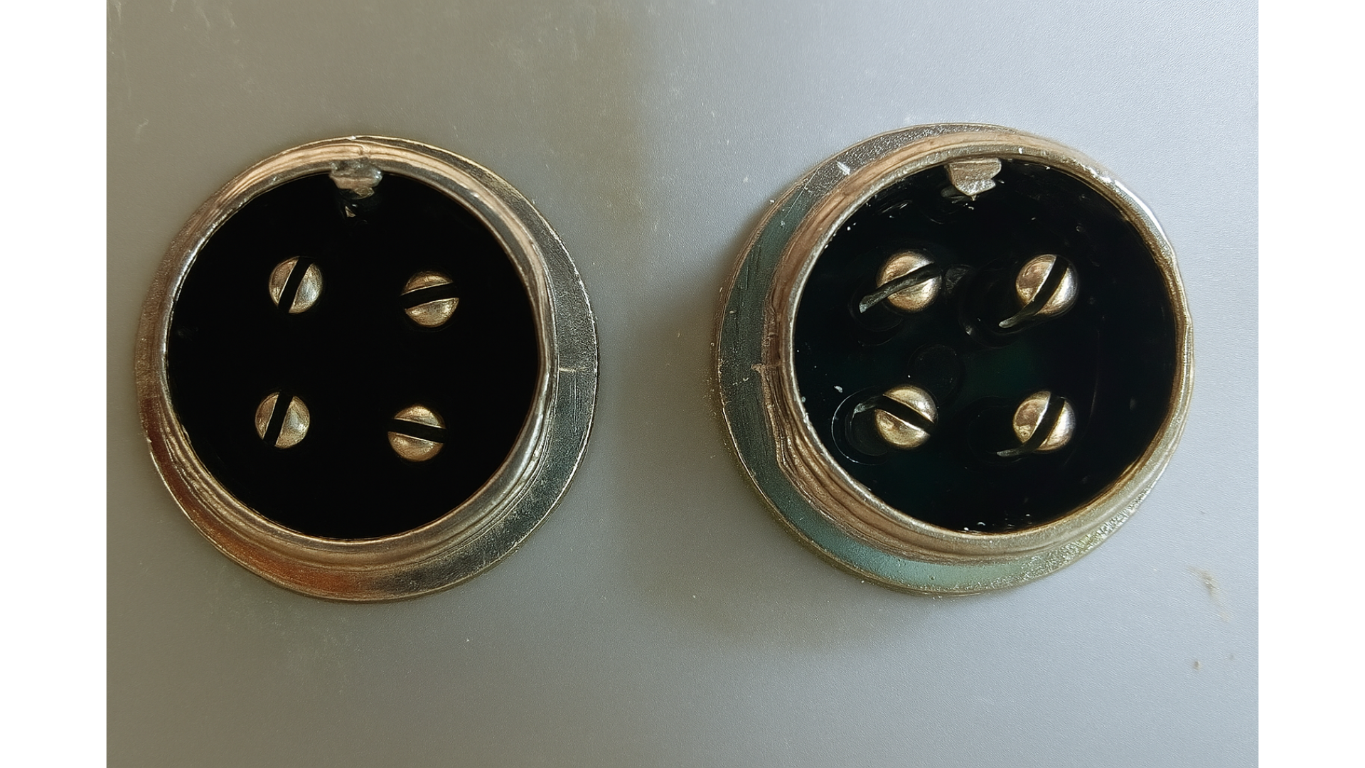 Connection port on back side of indicator